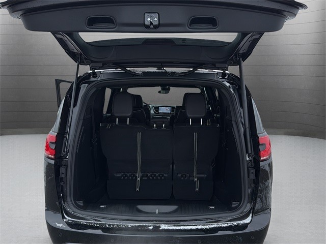 Chrysler Pacifica Vehicle Full-screen Gallery Image 23