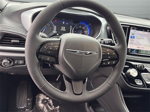 Chrysler Pacifica Vehicle Full-screen Gallery Image 24