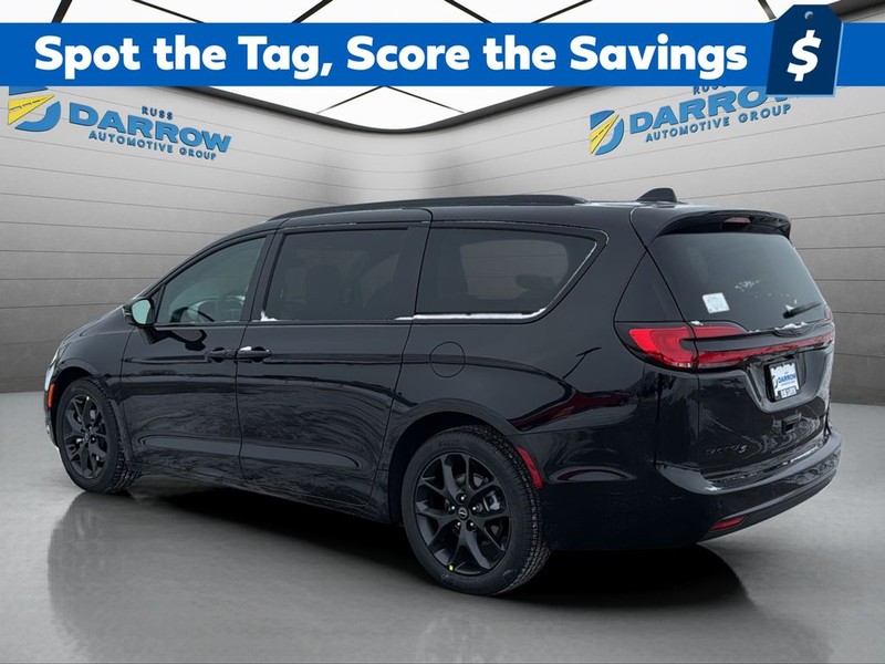 Chrysler Pacifica Vehicle Full-screen Gallery Image 3