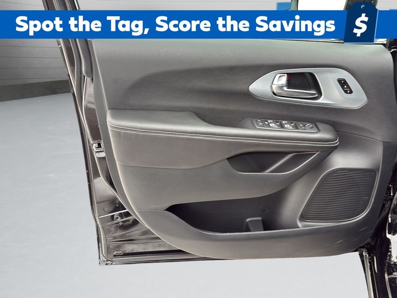 Chrysler Pacifica Vehicle Full-screen Gallery Image 11