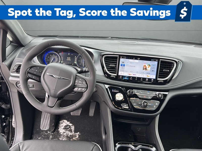 Chrysler Pacifica Vehicle Full-screen Gallery Image 12