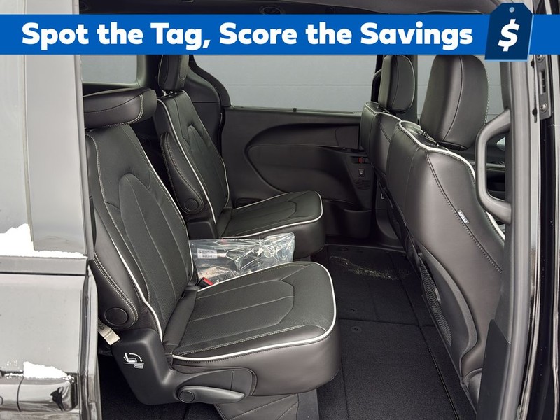 Chrysler Pacifica Vehicle Full-screen Gallery Image 14