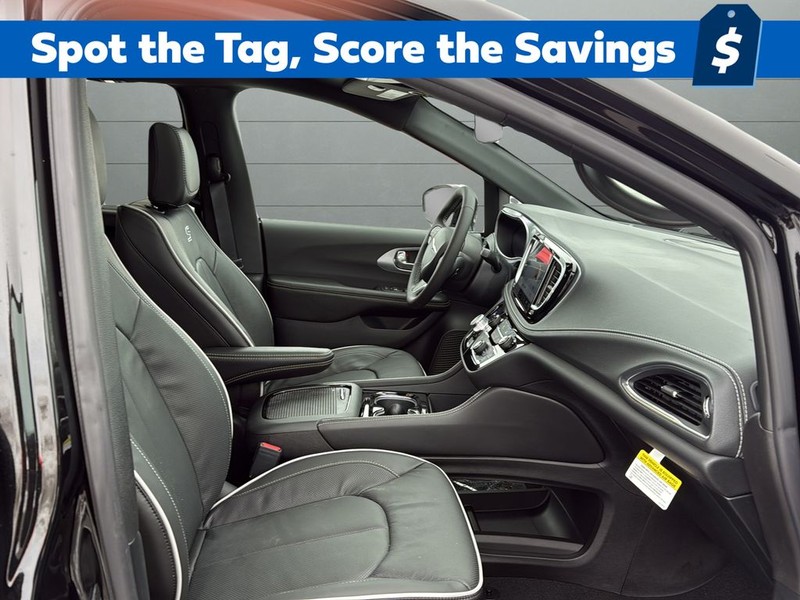 Chrysler Pacifica Vehicle Full-screen Gallery Image 15