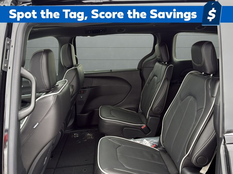 Chrysler Pacifica Vehicle Full-screen Gallery Image 17