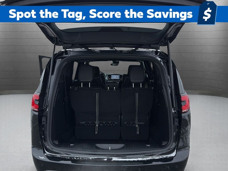 Chrysler Pacifica Vehicle Full-screen Gallery Image 23