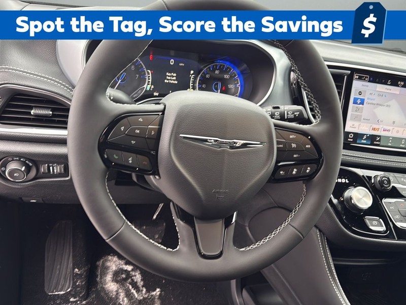 Chrysler Pacifica Vehicle Full-screen Gallery Image 24