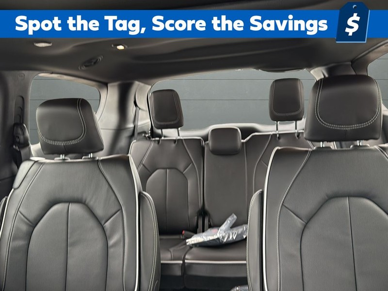 Chrysler Pacifica Vehicle Full-screen Gallery Image 25