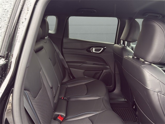 Jeep Compass Vehicle Full-screen Gallery Image 14