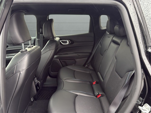 Jeep Compass Vehicle Full-screen Gallery Image 16