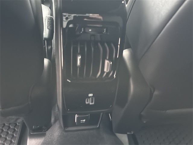 Jeep Compass Vehicle Full-screen Gallery Image 17