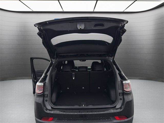 Jeep Compass Vehicle Full-screen Gallery Image 24