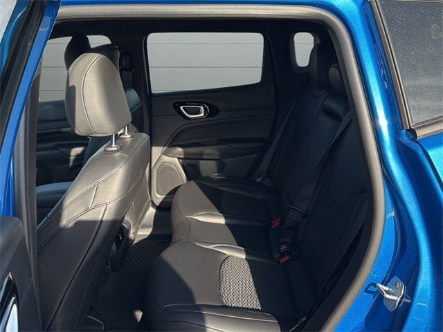 Jeep Compass Vehicle Full-screen Gallery Image 16