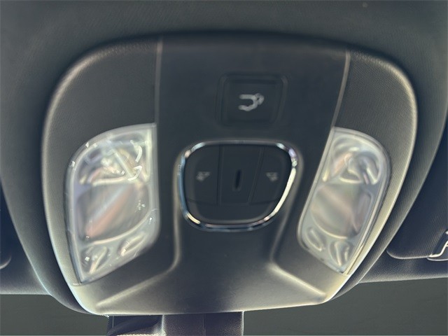 Jeep Compass Vehicle Full-screen Gallery Image 21