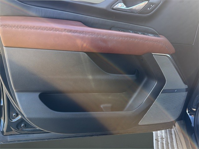 GMC Yukon XL Vehicle Full-screen Gallery Image 11