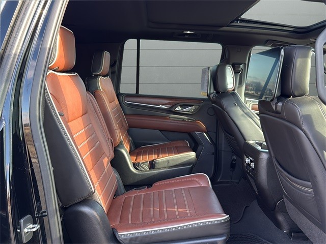 GMC Yukon XL Vehicle Full-screen Gallery Image 14