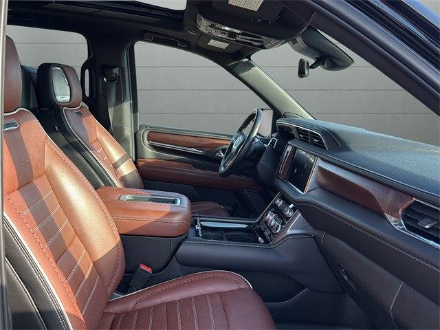 GMC Yukon XL Vehicle Full-screen Gallery Image 15