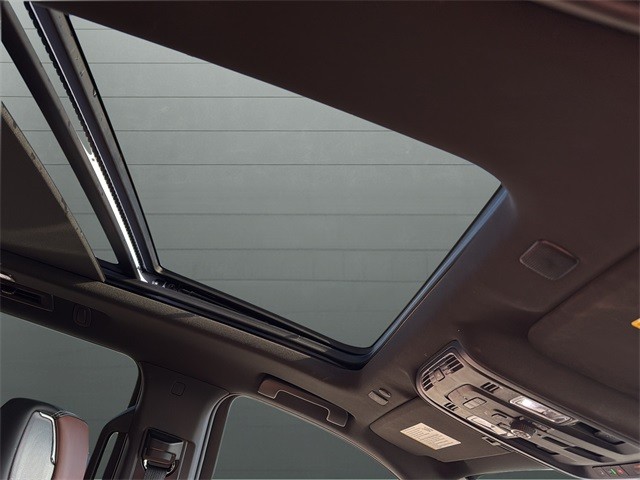 GMC Yukon XL Vehicle Full-screen Gallery Image 16