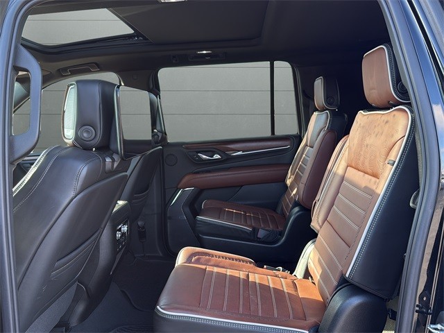 GMC Yukon XL Vehicle Full-screen Gallery Image 17