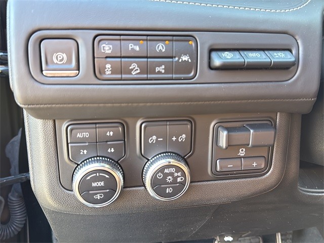 GMC Yukon XL Vehicle Full-screen Gallery Image 19