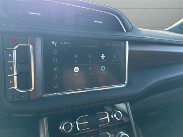 GMC Yukon XL Vehicle Full-screen Gallery Image 22