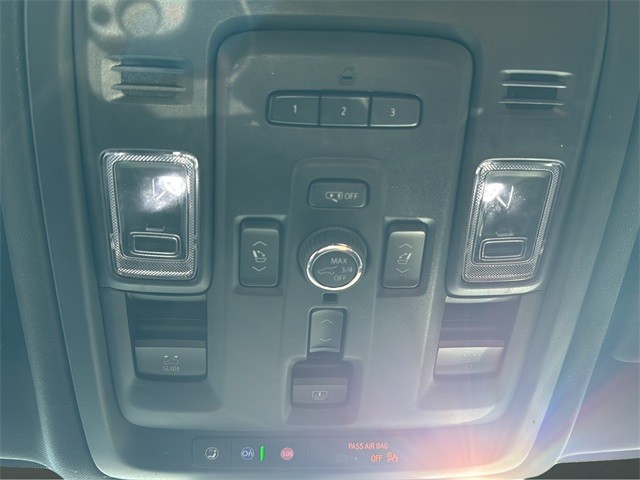 GMC Yukon XL Vehicle Full-screen Gallery Image 24