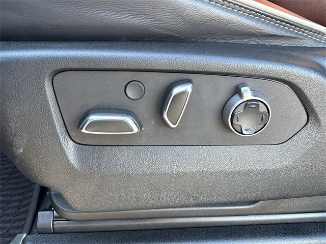 GMC Yukon XL Vehicle Full-screen Gallery Image 27