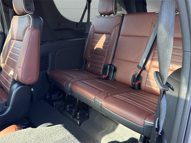 GMC Yukon XL Vehicle Full-screen Gallery Image 30