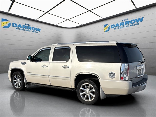 GMC Yukon XL Vehicle Full-screen Gallery Image 3