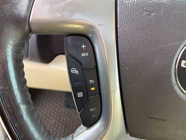 GMC Yukon XL Vehicle Full-screen Gallery Image 9