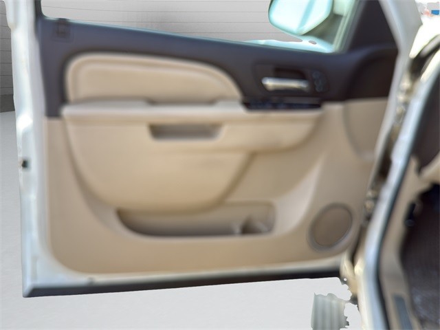 GMC Yukon XL Vehicle Full-screen Gallery Image 10