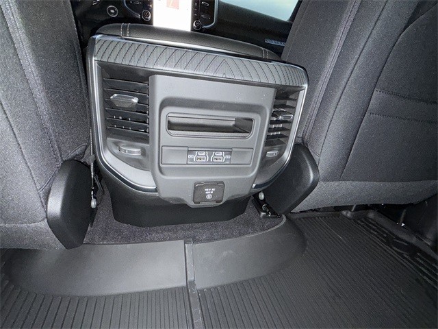 Ram 1500 Vehicle Full-screen Gallery Image 17