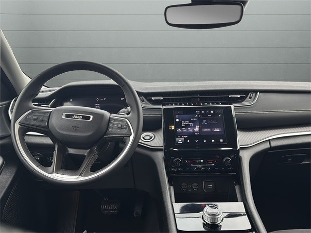 Jeep Grand Cherokee L Vehicle Full-screen Gallery Image 12