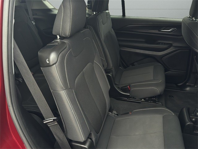 Jeep Grand Cherokee L Vehicle Full-screen Gallery Image 13