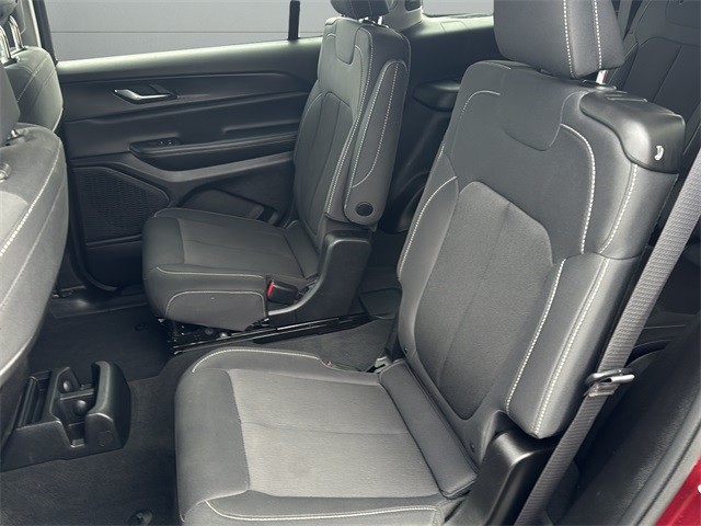 Jeep Grand Cherokee L Vehicle Full-screen Gallery Image 15