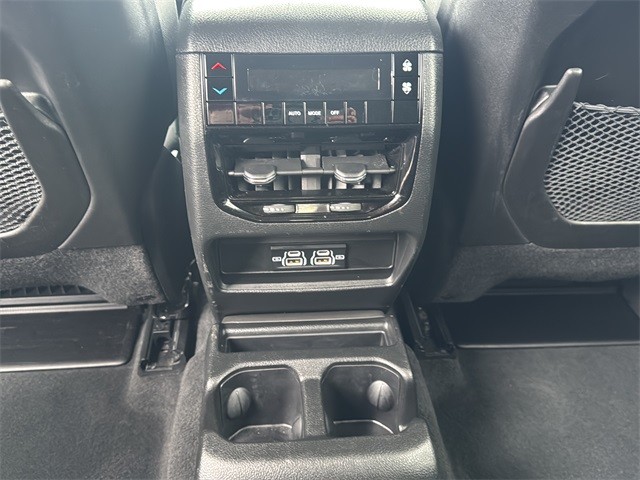 Jeep Grand Cherokee L Vehicle Full-screen Gallery Image 16