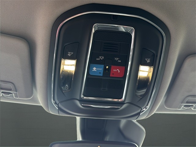 Jeep Grand Cherokee L Vehicle Full-screen Gallery Image 24