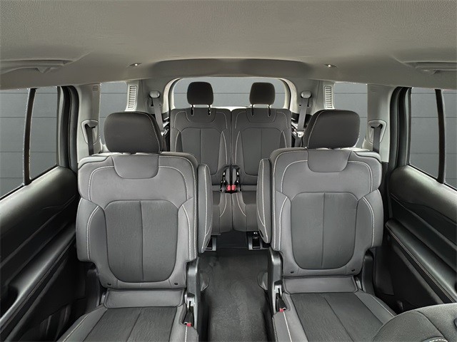 Jeep Grand Cherokee L Vehicle Full-screen Gallery Image 29