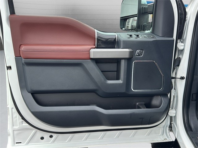 Ford Super Duty F-350 SRW Vehicle Full-screen Gallery Image 11