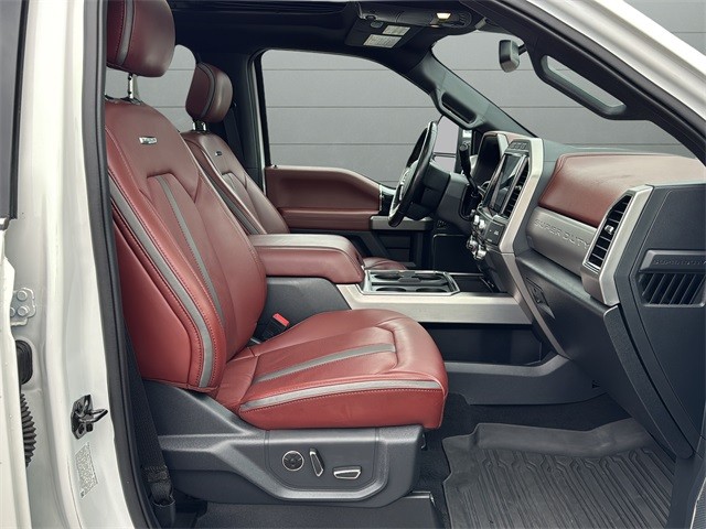 Ford Super Duty F-350 SRW Vehicle Full-screen Gallery Image 15