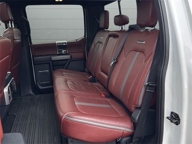 Ford Super Duty F-350 SRW Vehicle Full-screen Gallery Image 17