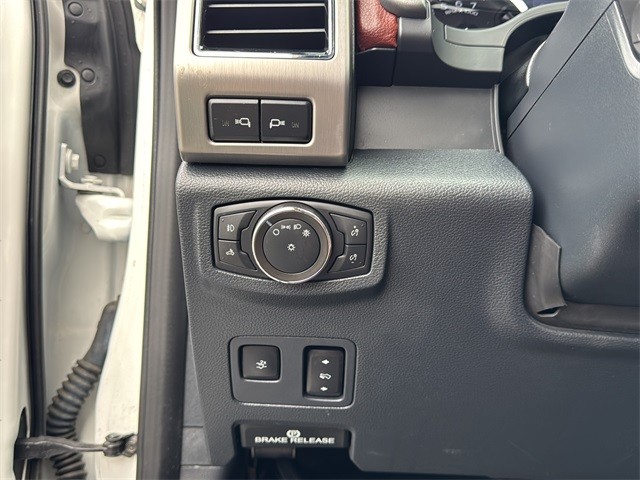 Ford Super Duty F-350 SRW Vehicle Full-screen Gallery Image 19