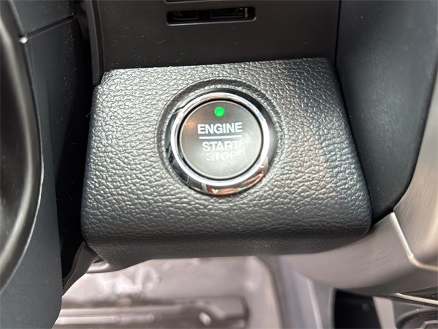 Ford Super Duty F-350 SRW Vehicle Full-screen Gallery Image 21