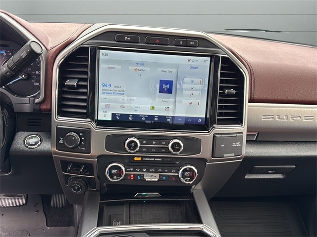 Ford Super Duty F-350 SRW Vehicle Full-screen Gallery Image 23