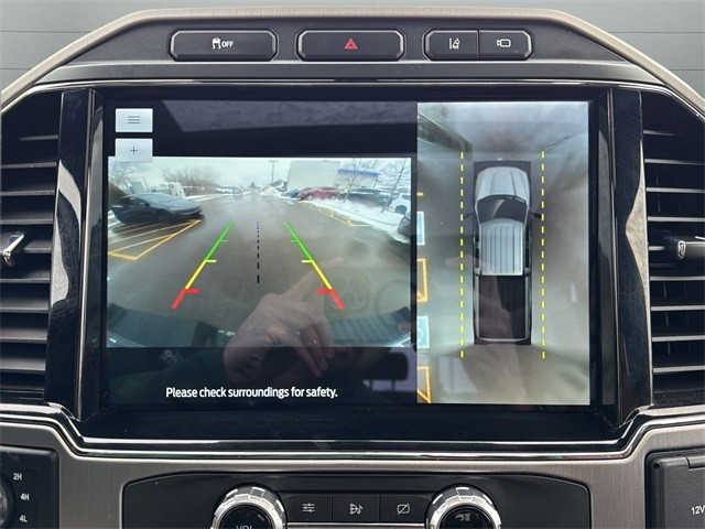 Ford Super Duty F-350 SRW Vehicle Full-screen Gallery Image 25