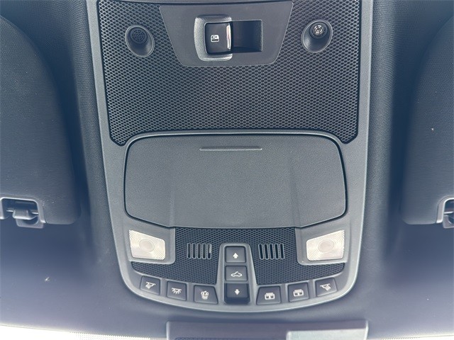 Ford Super Duty F-350 SRW Vehicle Full-screen Gallery Image 26