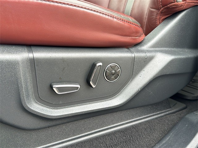 Ford Super Duty F-350 SRW Vehicle Full-screen Gallery Image 29