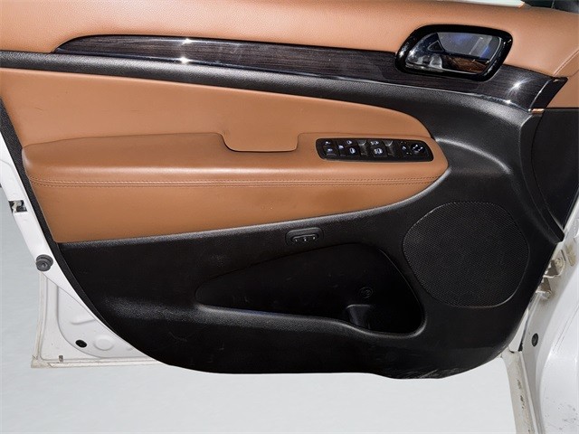 Jeep Grand Cherokee Vehicle Full-screen Gallery Image 10