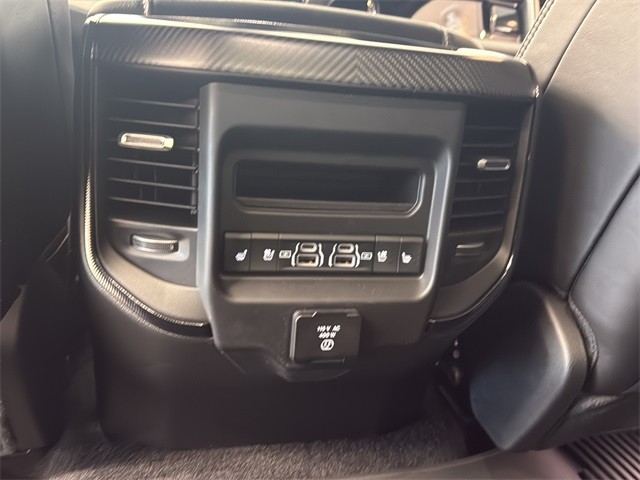 Ram 1500 Vehicle Full-screen Gallery Image 17