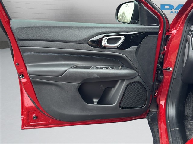 Jeep Compass Vehicle Full-screen Gallery Image 11