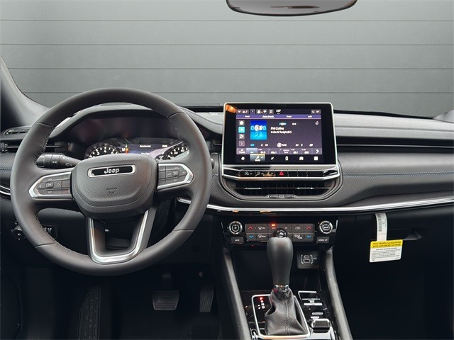 Jeep Compass Vehicle Full-screen Gallery Image 12